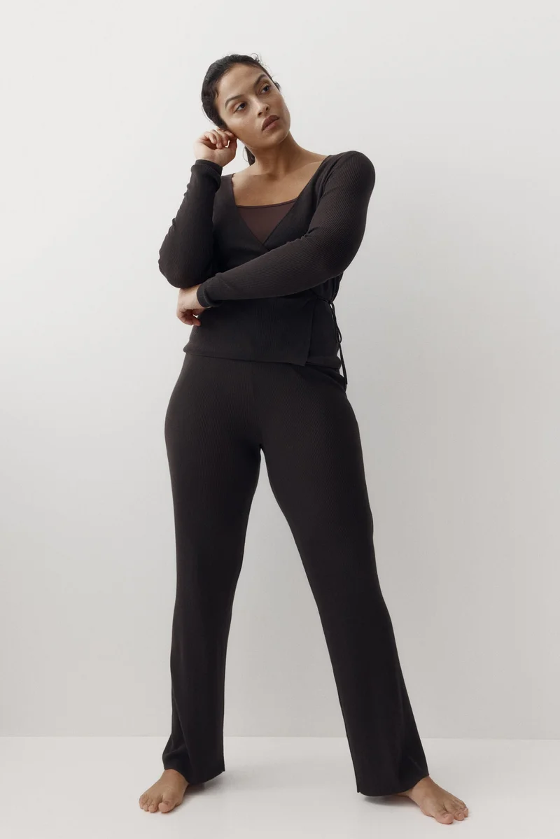 اتش اند ام بنطلون محبوك بتصميم مرن